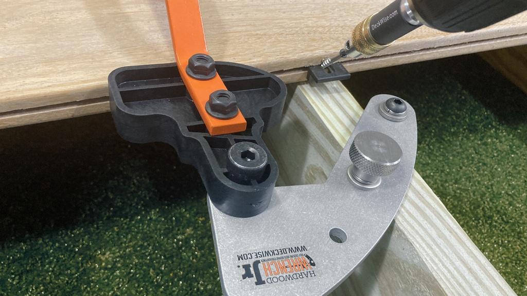 Hardwood Wrench Jr: One-Handed Board Straightener